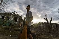 Muž prochází kolem domů v Kramatorsku poškozených raketovým útokem na východě Ukrajiny 16. srpna 2022.