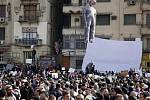 V ulicích Káhiry se v úterý shromáždilo přes 200 000 lidí, aby se zúčastnili „milionového pochodu“, jehož cílem je svržení vlády prezidenta Husního Mubaraka.
