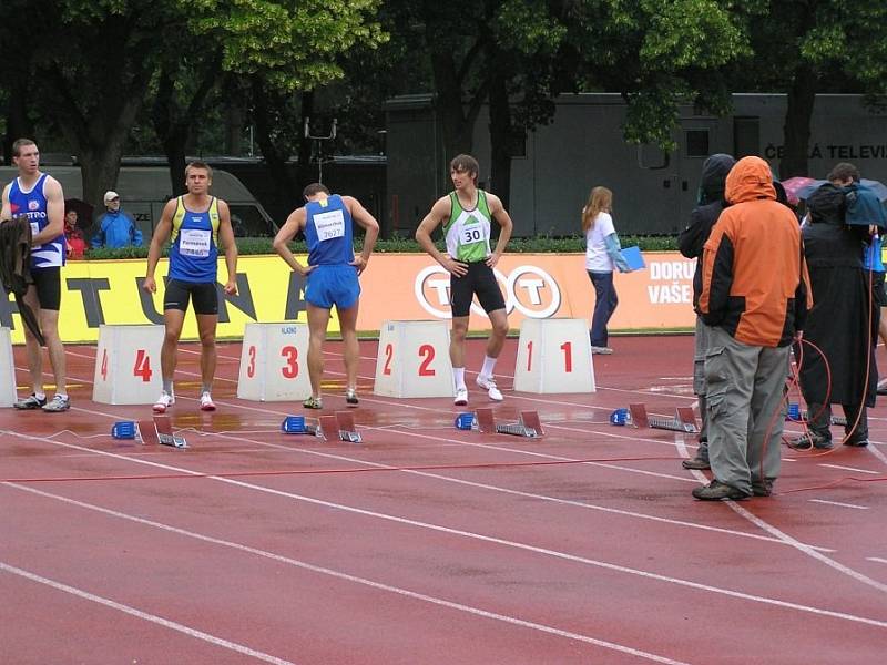 Desetibojařský mítink v Kladně - start úvodní stovky.