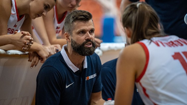 Trenér českých basketbalistek do 19 let Viktor Pruša