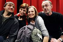 Herci Radek Holub (vlevo), Lenka Krobotová (druhá zleva) a Michaela Badinková během tisková konference k novému filmu režiséra Petra Zelenky (vpravo) Bratři Karamazovi.