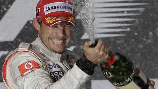 Brit Jenson Button slaví vítězství ve Velké ceně Austrálie.