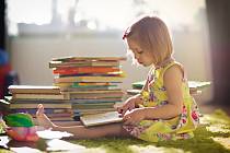 Naučit děti číst dříve, než půjdou do školy, může být i svízelným problémem. Především, pokud mají problém s koncentrací a neposedí.