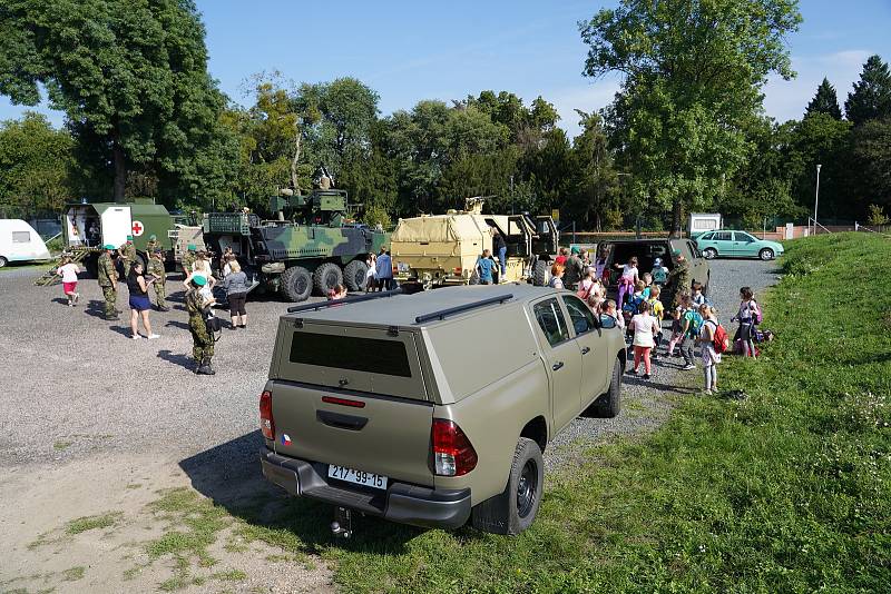 Příprava občanů k obraně státu. Vojáci ukázali školákům v Lednici na Břeclavsku boj zblízka, využití ochranné masky a chemického obleku nebo první pomoc. Součástí vzdělávacího programu POKOS byla i prohlídka vojenské techniky a seznámení s činností armády