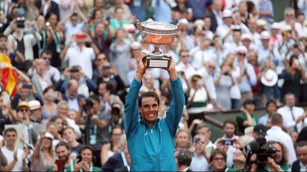 Rafael Nadal po jednom ze svých triumfů na Roland Garros 