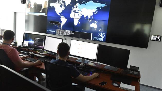 Národní úřad pro kybernetickou a informační bezpečnost, pohled do monitorovací místnosti. Ilustrační snímek
