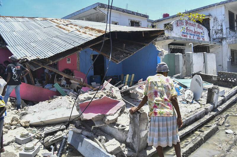 Budova zničená zemětřesením ve městě Les Cayes na Haiti, 14. srpna 2021