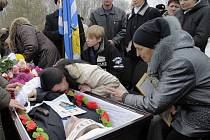 Pohřeb jedné z obětí na ruské ponorce Něrpa.