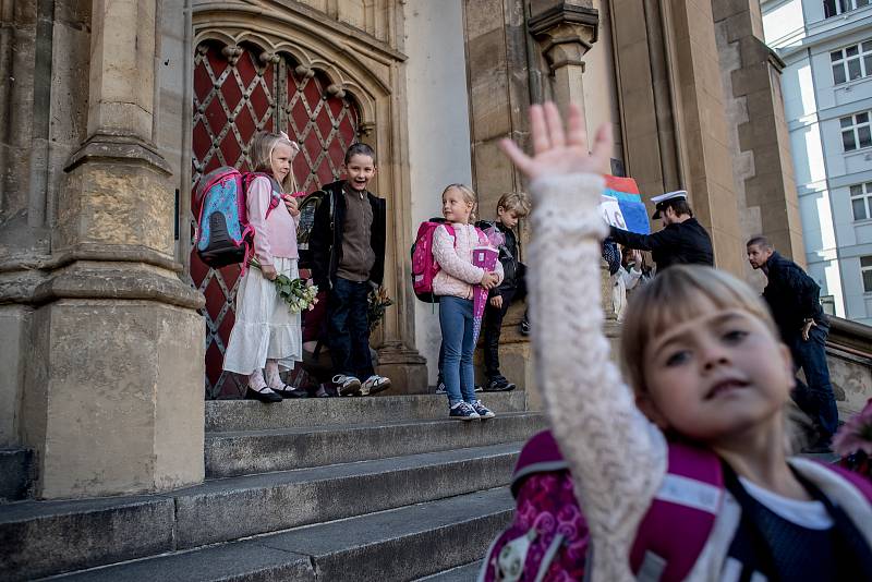 Po dvouměsíčních letních prázdninách přišly do škol opět děti, některé poprvé. Prvňáčci dorazili i do ZŠ Praha 7 na Strossmayerově náměstí.