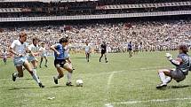 Diego Maradona ve čtvrtfinále MS 1986 proti Anglii. Dal v něm dva góly. Jeden z nich rukou a druhý po neskutečném slalomu přes půl hřiště