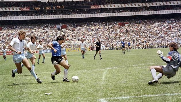 Diego Maradona ve čtvrtfinále MS 1986 proti Anglii. Dal v něm dva góly. Jeden z nich rukou a druhý po neskutečném slalomu přes půl hřiště.