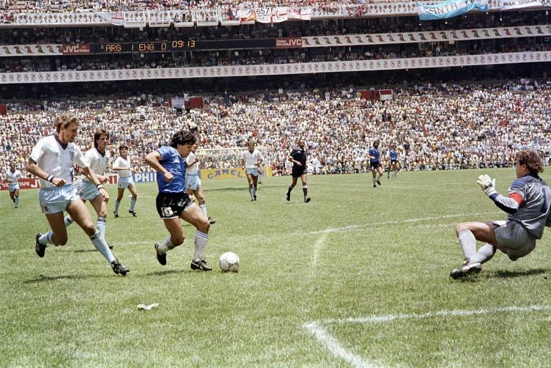 Diego Maradona ve čtvrtfinále MS 1986 proti Anglii. Dal v něm dva góly. Jeden z nich rukou a druhý po neskutečném slalomu přes půl hřiště