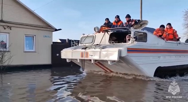 V ruském Orsku se protrhla hráz. Voda zaplavila 4400 domů, tisíc lidí evakuovali