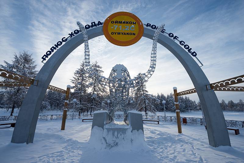 Socha býka připomínající ledový rekord: 71,2 °C.