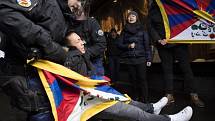 Švýcarská policie dnes v Bernu zadržela 32 Tibeťanů a Švýcarů protestujících proti návštěvě čínského prezidenta Si Ťin-pchinga. 