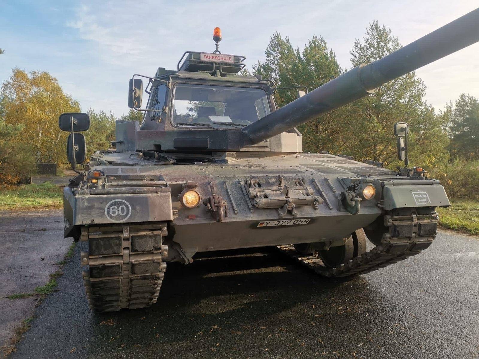 Čeští tankisté osedlali papamobil s dělem. Učí se ovládat německé Leopardy  - Deník.cz
