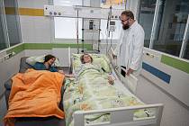 Primář Hynek Canibal v nemocnici, kde je dítě s matkou - z kampaně Být spolu je normální.