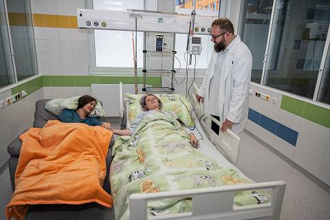 Primář Hynek Canibal v nemocnici, kde je dítě s matkou - z kampaně Být spolu je normální.