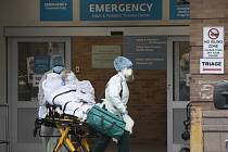 Záchranáři převáží pacienta ve zdravotnickém centru v New Yorku, 6. května 2020