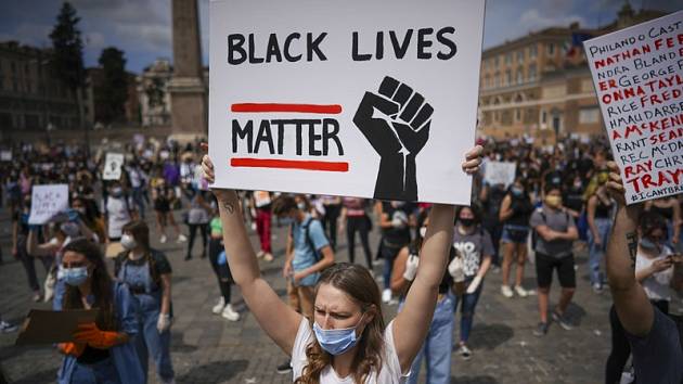 Ačkoli hnutí Black Lives Matter funguje již zhruba sedm let, jeho aktivity nabraly na intenzitě po zabití Georga Floyda policistou, který se jej snažil znehybnit.