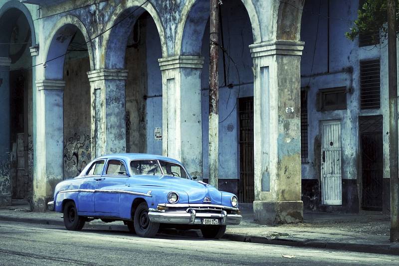 Technický stav Kubánských automobilů se krásně doplňuje se zchátralostí většiny Havanských ulic.