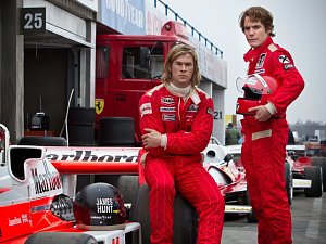 MISTŘI.  Dva rivalové respektující se navzájem: James Hunt (Chris Hemsworth) a Niki Lauda (Daniel Brühl). 