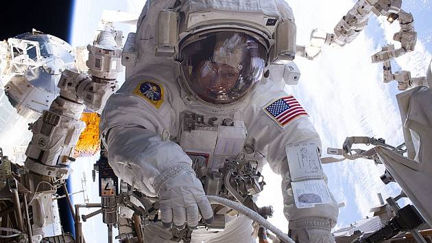 Vesmírná rekordmanka Peggy Whitsonová při spacewalku.