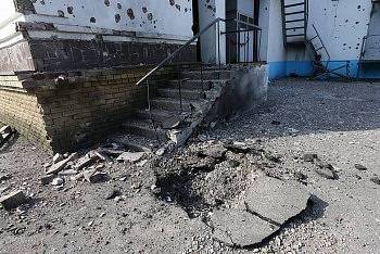 Snímek, který se na různých serverech objevuje jako ilustrace zprávy o smrti pětiletého dítěte. Snímek pochází údajně z produkce ruské agentury TASS a má zachycovat bombardovaný dům na východní Ukrajině