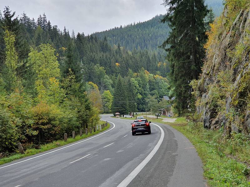 Stačí popojít kousek níž a vidíme, že Mustang se musel řítit vysokou rychlostí už z předchozí zatáčky.