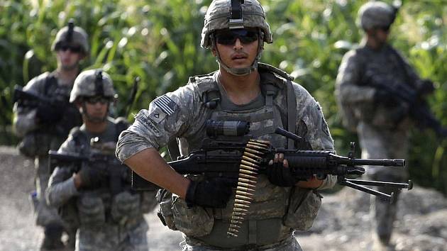 Američtí vojáci, sloužící na nebezpečné misi v Afgánistánu, si bez cigarety na uklidnění nedovedou život představit.