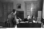 Na sklonku září 1941 přišel do Prahy nový zastupující říšský protektor Reinhard Heydrich. S jeho příchodem se pojí vyhlášení prvního stanného práva, v jehož důsledku začalo popravování českých vlastenců
