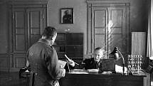 Zastupující říšský protektor Reinhard Heydrich ve své pracovně