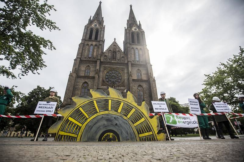 Občanská iniciativa Limity jsme my uspořádala 11. června na náměstí Míru v Praze happening jako součást dne protestů za zachování limitů a proti těžbě uhlí. 