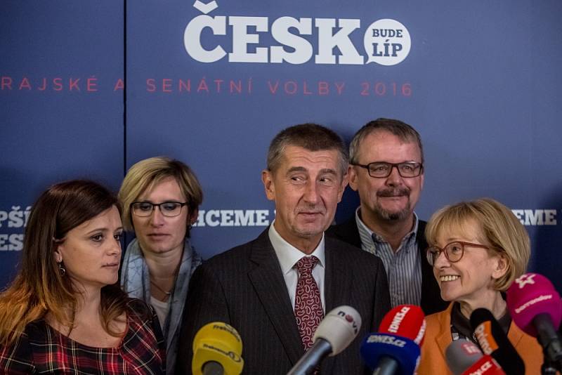 Sledování výsledků krajských a senátních voleb ve volebním štábu ANO, 8. října v Praze. 