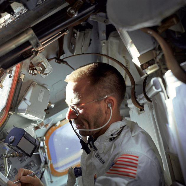 Astronaut používající vesmírné pero