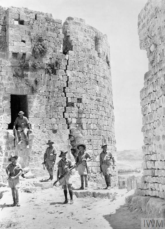 Australští vojáci v ruinách křižáckého hradu v libanonském Sidonu