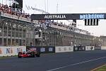 Lewis Hamilton protíná jako vítěz cílovou čáru závodu v Melbourne.