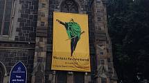 Kostel na náměstí Green Market Square v Kapském Městě v Jižní Africe s transparentem připomínajícím masakr v Marikaně