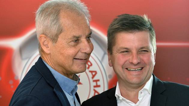 Prezident fotbalové Slavie Jiří Šimáně (vlevo) a trenér Dušan Uhrin.