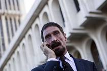 Americký průkopník antivirových programů pro počítače John McAfee.