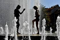 Vedra, dívky se fontáně - ilustrační foto.