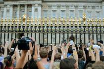 Davy lidí před Buckinghamským palácem v Londýně slaví narození královského potomka.