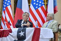 Prezident Miloš Zeman (vlevo) vystoupil 30. června 2020 s projevem na oslavě při příležitosti 244. výročí Dne nezávislosti USA, kterou uspořádal ve své pražské rezidenci americký velvyslanec v ČR Stephen King (vpravo)