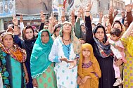 Demonstrace na protest proti zabití zpěvačky Saminy Sindhu