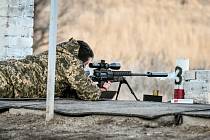 Ukrajinský snajpr při výcviku v Záporoží. Ilustrační snímek