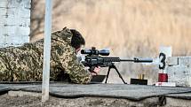 Ukrajinský sniper při výcviku v Záporoží. Ilustrační snímek