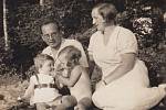 Rodiče Grossmannovy a dcery Eva a Ricarda v roce 1933. Rodinná idyla skončila nástupem II. světové války. Otec uprchl do Brazílie, maminka musela do transportu.