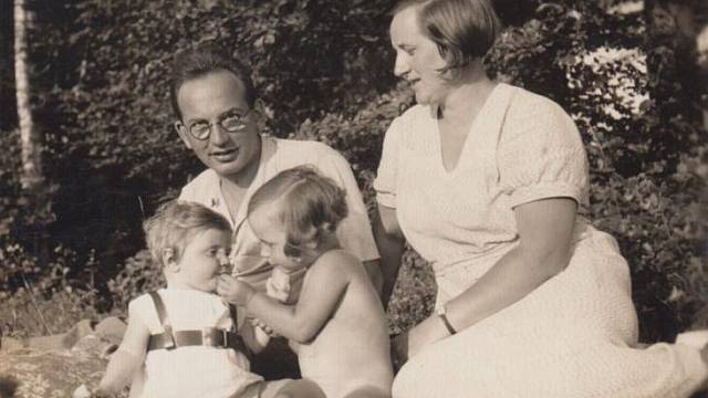 Rodiče Grossmannovy a dcery Eva a Ricarda v roce 1933. Rodinná idyla skončila nástupem II. světové války. Otec uprchl do Brazílie, maminka musela do transportu.