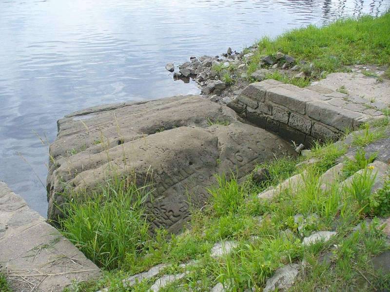 Hladový kámen na levém břehu Labe v Děčíně
