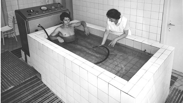 Interiér balneoprovozu v lázeňském hotelu Eliška ve Velkých Losinách v 60. letech 20. století, podvodní masáž.